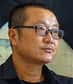 Liu Cixin est né le 23 juin 1963 à Yangquan, province du Shanxi en Chine. Ses parents travaillaient dans une mine de Shanxi. Pendant la violente Révolution culturelle, il est envoyé dans la maison ancestrale de la province du Luoshan, à Henan. Écrivain de science-fiction très populaire en République populaire de Chine, Liu Cixin est d'abord ingénieur de profession et travaille dans une centrale électrique de sa ville natale. Il est diplômé en 1988 de l'université de Chine du Nord en conservation de l'eau et énergie électrique.Un succès phénoménalRenommé, récompensé de multiples fois, Liu Cixin gagne neuf fois le plus prestigieux prix de littérature SF, le Galaxy Award ainsi que le prix Xingyun (nébuleuse). Il obtient le prix Hugo du meilleur roman pour Le problème à Trois Corps en 2015, devenant le premier auteur chinois à obtenir cette récompense. « L’écriture sur ce thème (la science-fiction) est sur le déclin à travers le monde, car comme je le suppose, la technologie perd son mystère, alors que le mystère est un squelette important pour la composition de science-fiction », dit-il à l'occasion de la remise de son prix. En 2017, c'est La Mort Immortelle, troisième et dernier roman de la trilogie du « Problème à Trois Corps » qui obtient le prix Locus, ainsi qu'une nomination pour le prix Nebula.Une adaptation cinématographique de sa nouvelle La Terre Errante est parue en Chine en février 2019, et s'est directement placée numéro 2 du box-office pendant deux semaines. Une adaptation du Problème à Trois Corps est aussi prévue. Dans une interview pour le New York Times, Barack Obama vantait les mérites de ce roman qui lui aurait permis de conserver un point de vue global durant le stress de sa présidence. L'équipe d'Obama lui aurait par la suite demandé une copie en avance du troisième roman.Un précurseur en accord avec son gouvernementLa publication du roman Chine 2185 fait aussi de lui le premier romancier cyberpunk de Chine, inspiré par les événements de Tian'anmen en 1989. Il se dit fortement influencé par des auteurs comme Georges Orwell ou Arthur C. Clarke. Liu Cixin se dit cependant fermement aligné avec la politique de son pays. Lors d'une interview en 2019 pour The New Yorker, l'auteur affirmait son soutien pour des politiques comme les camps de rééducation de Xinjiang ou la politique de l'enfant unique.Bibliographie Le Problème à trois corps, Actes Sud, coll. « Exofictions », 2016 ((zh) 三体, 2008)La Forêt sombre, Actes Sud, coll. « Exofictions », 2017 ((zh) 黑暗森林, 2008)La Mort immortelle, Actes Sud, coll. « Exofictions », 2018 ((zh) 死神永生, 2010)Terre errante, Actes Sud, coll. « Exofictions », 2020 ((zh) 流浪地球, 2000)Boule de foudre, Actes Sud, coll. « Exofictions », 2019 ((zh) 球状闪电, 2004)Avec ses yeux, 2017 ((zh) 带上她的眼睛, 1999), nouvelle publiée dans la revue Bifrost no 87, Le Bélial' 